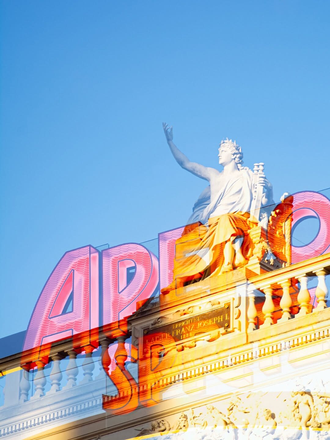 Apollo-Statue mit Neonschrift