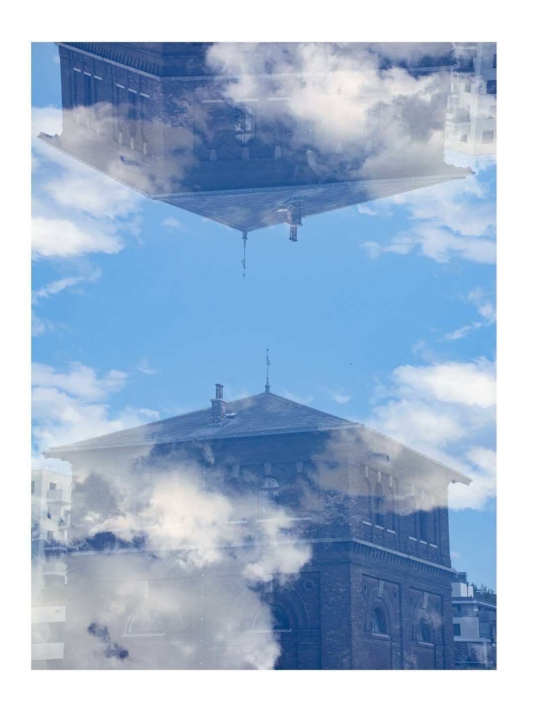 Doppelbelichtung eines Gebäudes mit Wolken