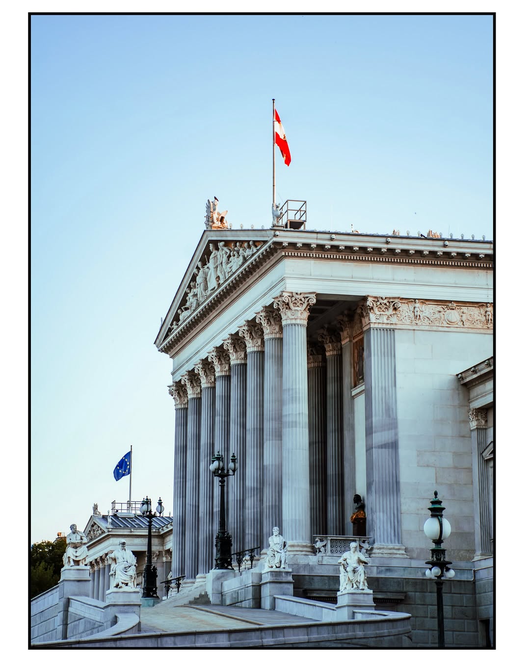 Österreichisches Parlament mit Fahne