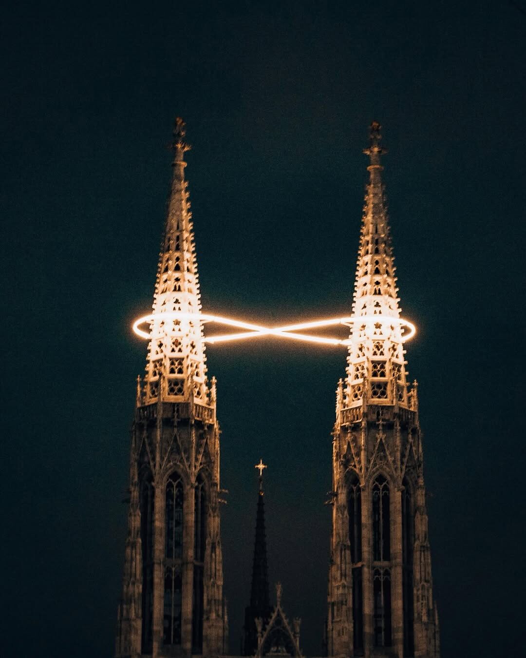 Votivkirche Wien mit Lichtinstallation bei Nacht