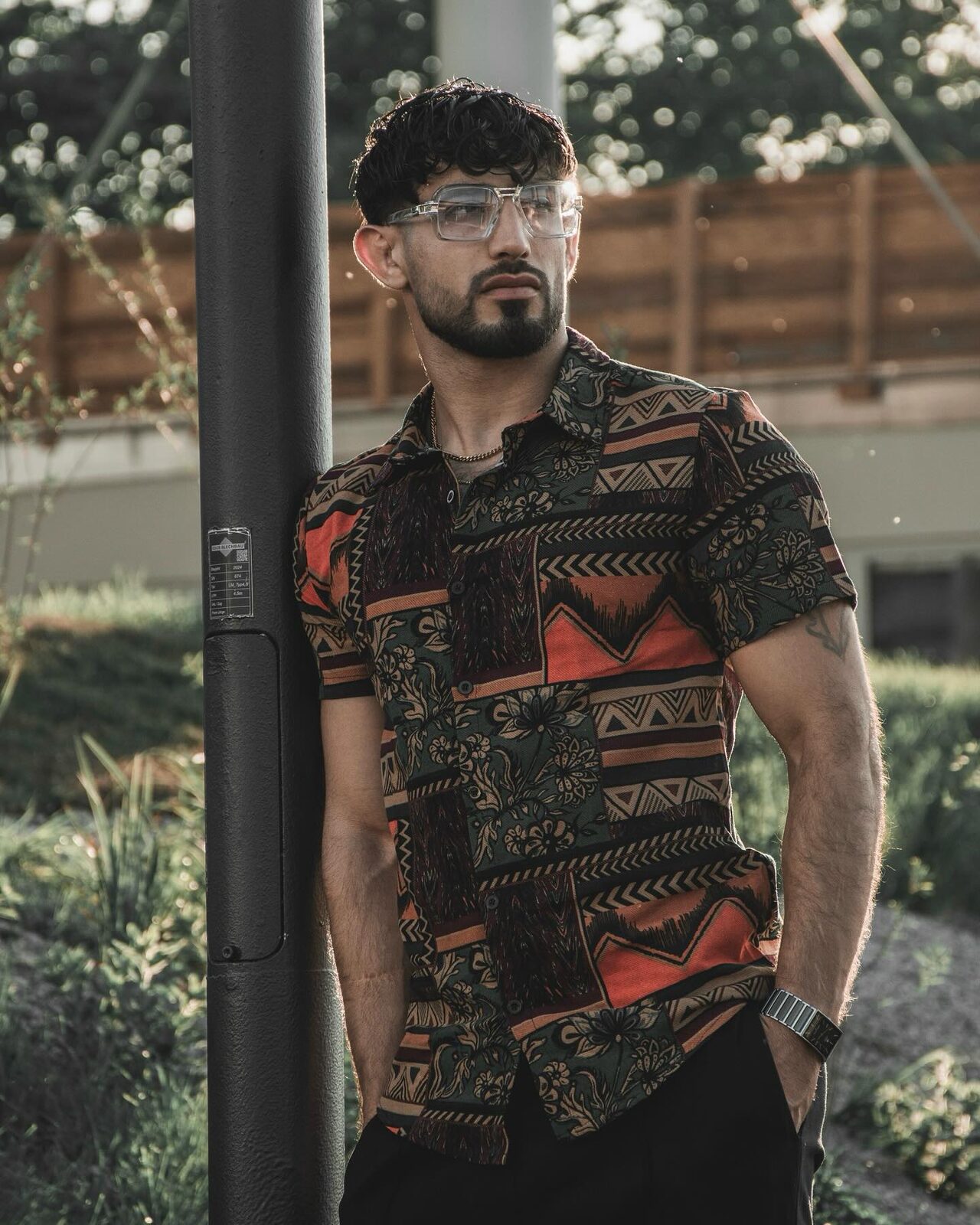 Männerportrait im gemusterten Hemd