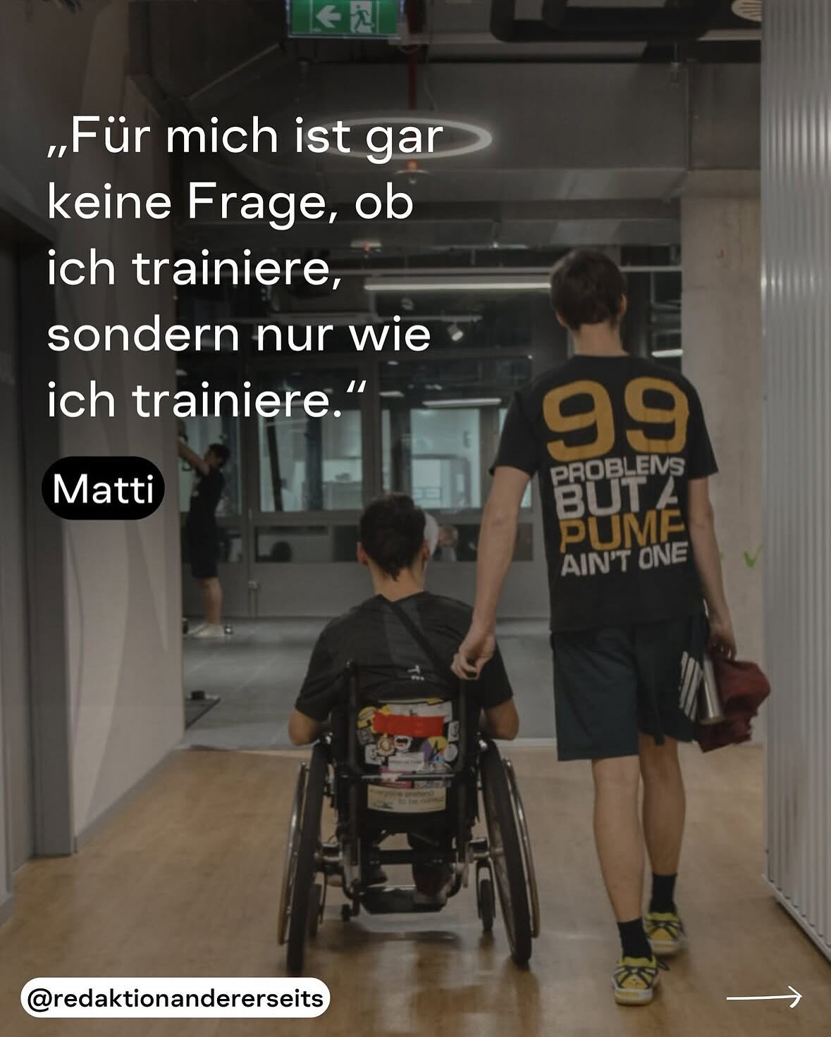 Zwei Personen im Gang, einer im Rollstuhl