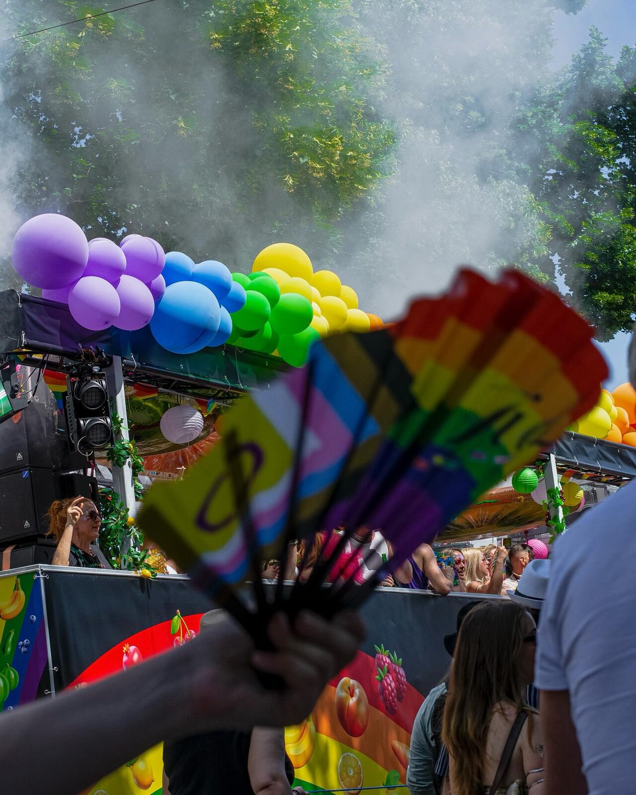 Regenbogen-Fähnchen und Ballons bei der Pride