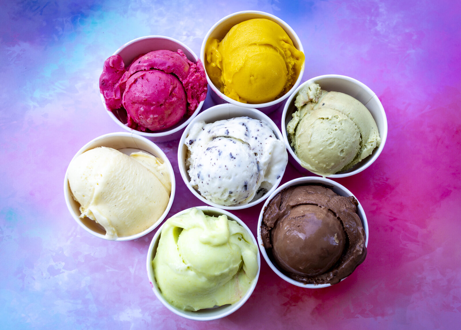 Sieben Kugeln Gelato in verschiedenen Farben