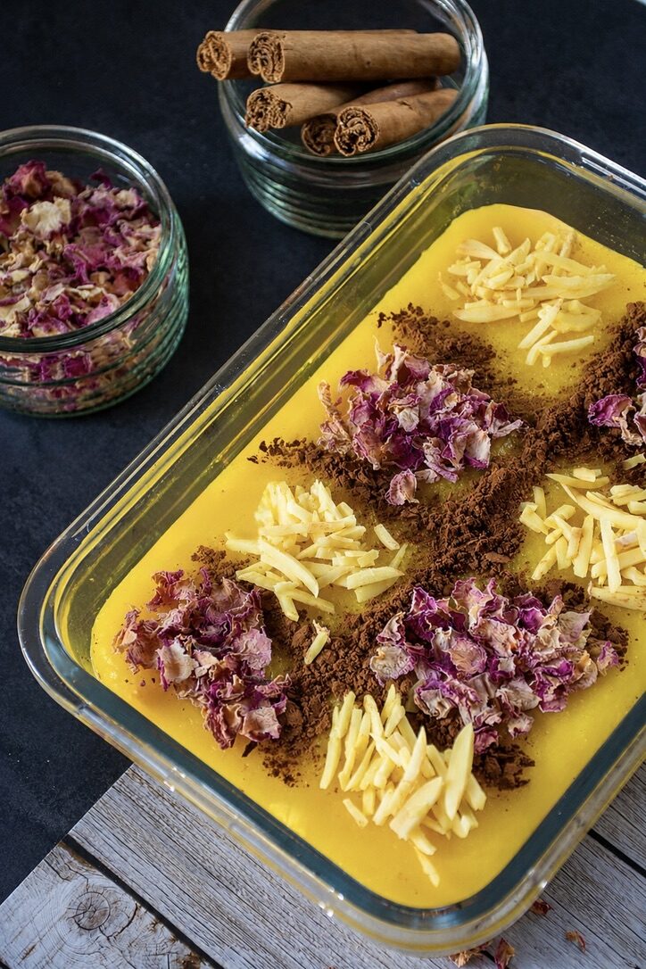 Persische Süßspeise mit Rosenblättern und Zimt