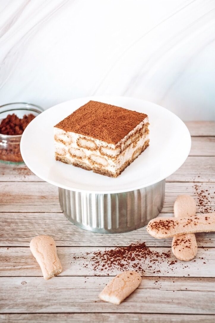 Tiramisu-Stück auf weißem Teller