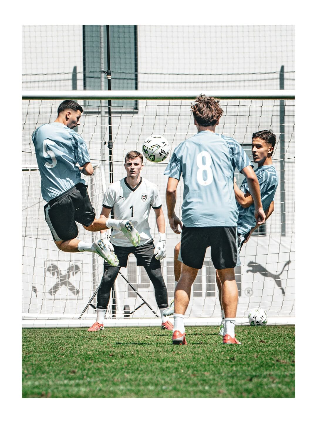 Fußballspieler beim Kopfball im Training