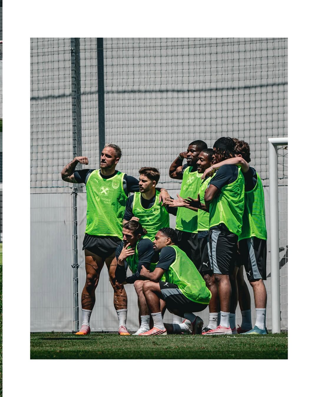 Fußballteam beim Training, Gruppe im Jubel