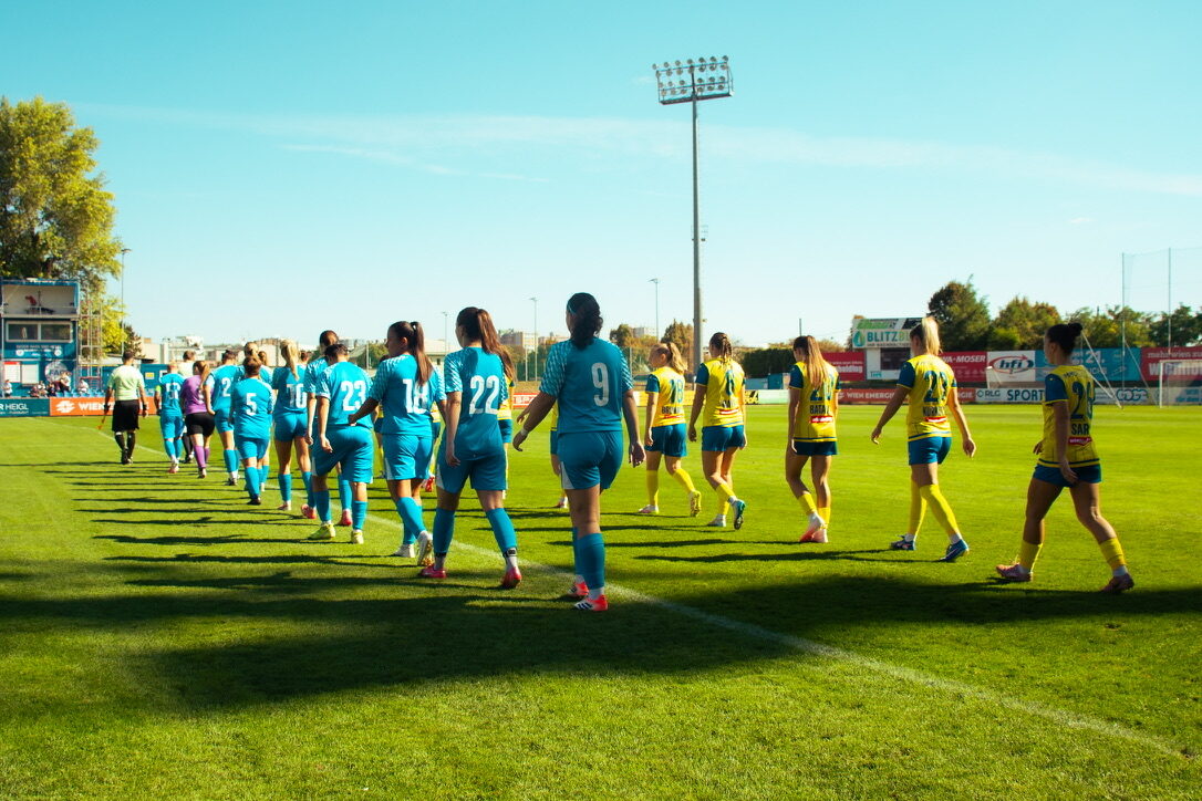 Fußballerinnen verlassen gemeinsam das Spielfeld